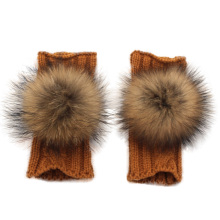 Gants tricotés à la mode d&#39;hiver avec un boule de fourrure de raccoon